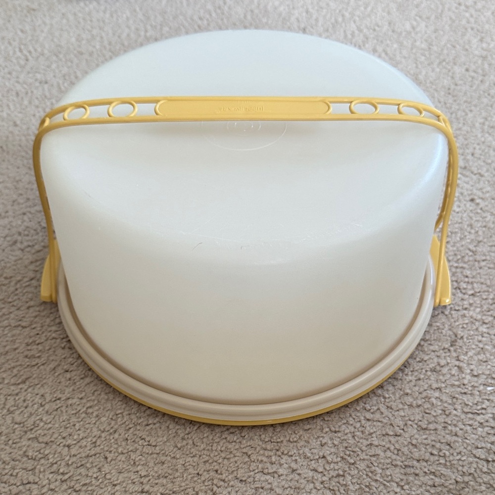 Vintage Tupperware Cake Carrier